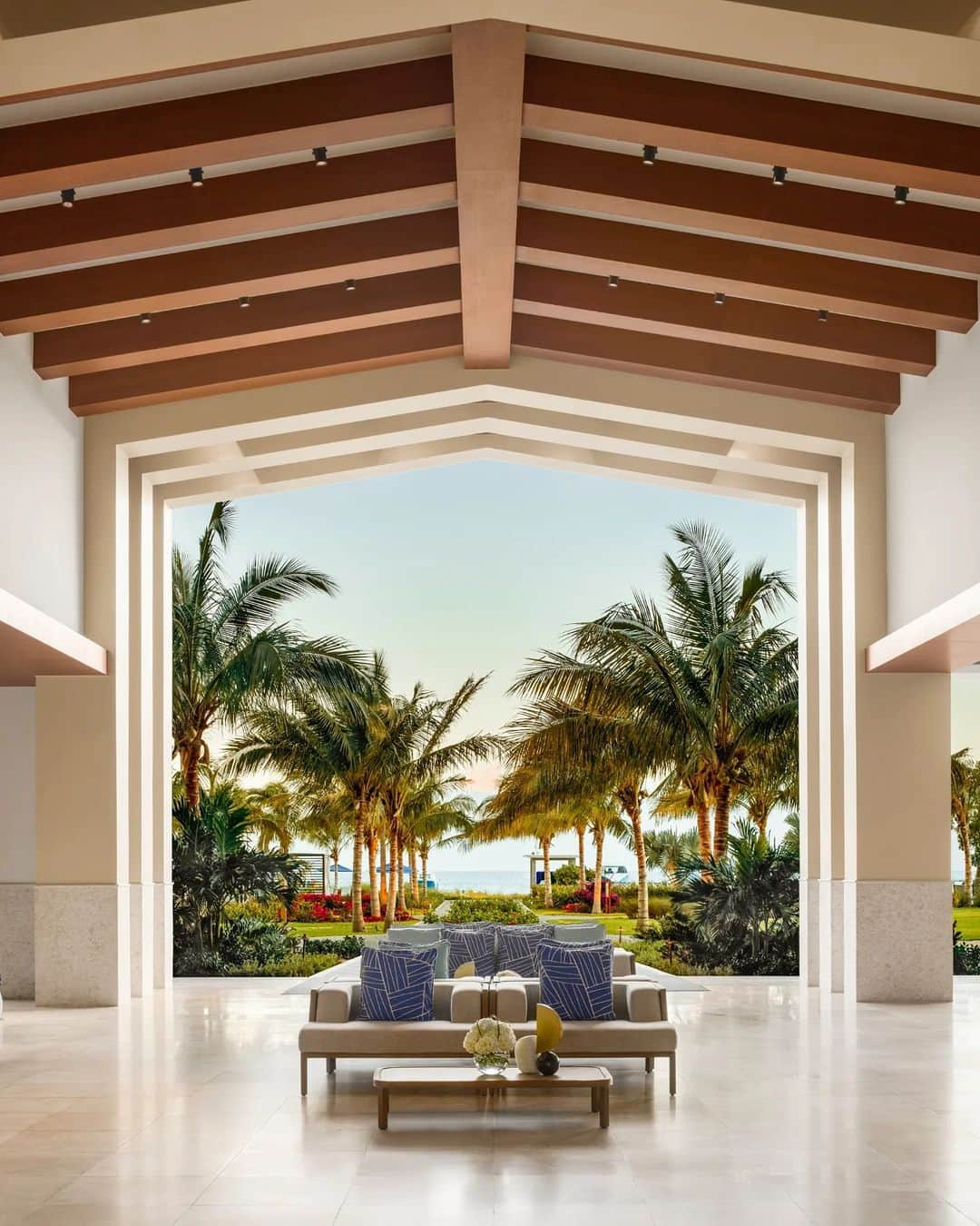 リッツ・カールトンさんのインスタグラム写真 - (リッツ・カールトンInstagram)「With a golden hour outlook, drift away along the coast at The Ritz-Carlton, #TurksandCaicos.」7月16日 10時08分 - ritzcarlton