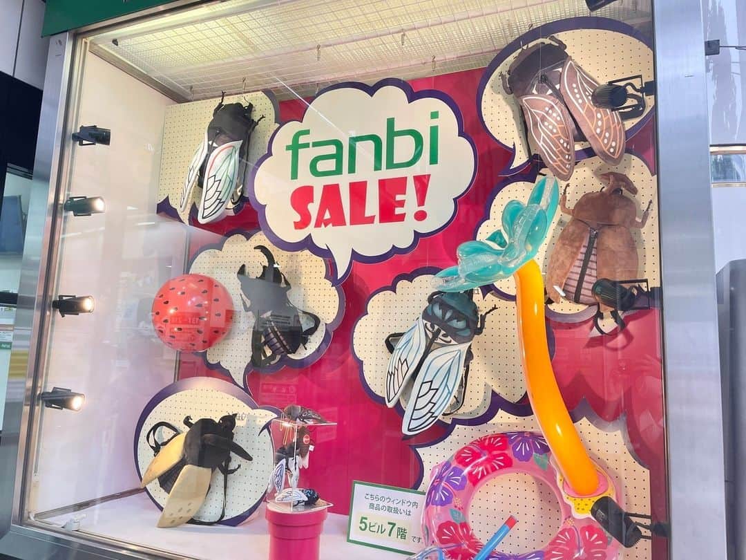 ファンビ寺内 (fanbi) さんのインスタグラム写真 - (ファンビ寺内 (fanbi) Instagram)「. ウィンドウが新しくなり ...