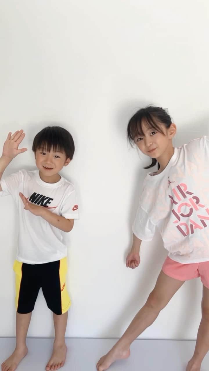 Ai.tのインスタグラム：「昊也のポーズがいちいちツボ🤣🫶 . 繋げた感じの動画にしようよ！と子どもたちから提案してもらってやってみたものの、母もう少し頑張ります🤣 まずはスマホ用三脚と…📝笑 . . @rookieusa_japan のお洋服動きやすくて可愛いからぜひチェックしてみてね💓💓 . . #kidsfashion #nike #airjordan #9歳　#6歳」