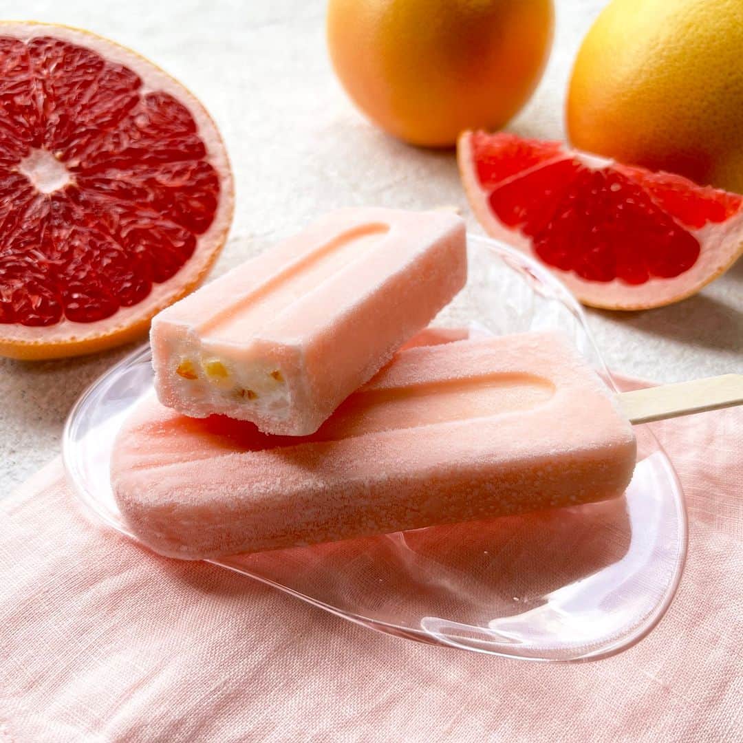 シャトレーゼ Chateraiseさんのインスタグラム写真 - (シャトレーゼ ChateraiseInstagram)「人気のやわらか氷バーに、グレープフルーツとオレンジの2つのピールを使用した「やわらか氷バーピール香るピンクグレープフルーツ」が新登場。  ピンクグレープフルーツのほろ苦い清涼感と、口あたりがやわらかいヨーグルト風味のかき氷がマッチした大人の味わいです。  #シャトレーゼ #chateraise #アイス #アイス部 #アイス好き #今日のアイス #アイス大好き #毎日アイス #1日1アイス #ピンクグレープフルーツ #かき氷 #やわらか氷バー #オレンジピール #グレープフルーツ #グレープフルーツピール」7月16日 10時05分 - chateraise.jp