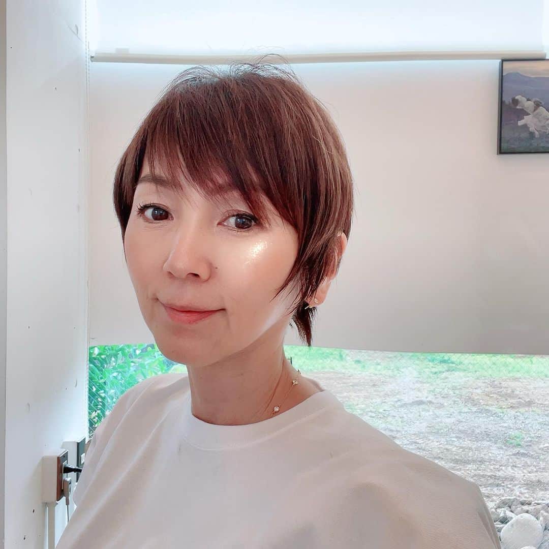 渡辺満里奈のインスタグラム：「. @twiggy_mihomatsuura  ヘアカット✨✂︎✨  今回も素敵なショートにしていただきました！ 襟足、さいこー🔥 （写真撮ってないけど）  ★ #ショートヘア #最近覚えたカメラアプリ凄すぎて #現実とのギャップにおびえてる🥹」