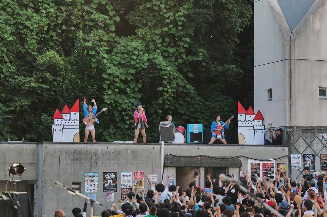 U太さんのインスタグラム写真 - (U太Instagram)「7月15日 大阪城音楽堂 まさやん加入20周年記念ワンマン 「段ボールでいつかはデカイ城を築く」  まさやん加入20周年をお祝いしてくれてありがとうございました！  しかしながら、ソールドアウトしたワンマンでやる内容ちゃうやろっていうことのオンパレードはいつも通り。 これがあるからやめられへん。  色んな方の協力なしではやれなかったワンマンでした！  暑い中の長時間、ありがとうございました！ 楽しんでもらえてたら嬉しいです！  ほんま暑かったな〜 けど楽しかったな〜  お疲れ様でしたー！  📷鈴木洋平  さてさて、明日からは新しいツアーに参加して周南→広島→岡山。 からのMURO FES→焼來肉ロックフェス！」7月16日 10時15分 - utasuxing