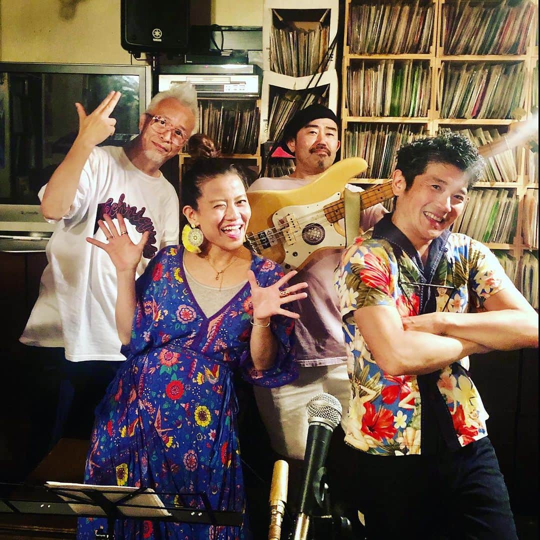 MONKYのインスタグラム：「COSMIC JUNGLE feat.Sakkoでの２日目は平塚にんにく市場！ @cosmic_jungle2021   ２日目ということで、いろんな意味で進化したセッションになって、みんなでワイワイと大盛り上がり！  Sakkoちゃんとは今回初めてのライブだったけど、人柄も歌も心地良くて、最好でした！ @sakkonegram   そして外池さんのリズムマシーンやシンセを駆使したプレイに何度も飛ばされました。 またこのセットで演りたいなぁ。 @toike.mitsuhiro   ほんとに楽しい夜でした。  いつも最好なにんにく市場！  ありがとうございました♬♬♬  次回のCOSMIC JUNGLEは大阪は八尾が産んだ浪速のディーバ、Papicoを迎えて、前回も大盛り上がりだった北千住Booty Callと、渋谷のJAZZ Bar琥珀にて！ @mamimor_papico   北千住はギター鈴木井咲！ @isakusuzuki   渋谷はキーボード&ピアノ木村イオリ！ @iorikimura   というこれまた楽しみな2dayzです。  ぜひ遊びに来ておくれやす！  #cosmicjungle」