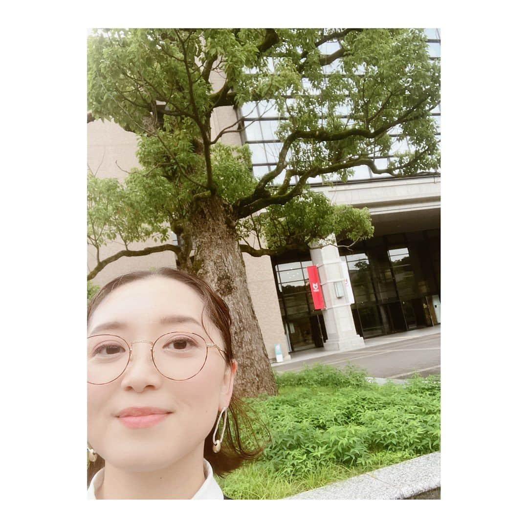 花陽みらのインスタグラム：「［龍谷大学の旗と私］😂🙌ちゃんと写真を撮り忘れた。躍動感あふれる写真で失礼します。🙇‍♀️  先日ご縁があり 【龍谷大学　瀬田キャンパス】にて 農学部の1年生の皆様へ授業をさせて、いただきました🙏  【俳優業＋コーヒー業＋コーヒーとSDGs】 について。 午後は【コーヒー講座＋プチコンサート】を。  私がお伝え出来る事を沢山話させていただきました🕊️  中学を卒業して宝塚の世界に入った私にとって ［大学］［キャンパス］という言葉の響きがとてつもなく、刺激的で。 自分がそんな場所で教壇に立ち学生の皆さんの前で【自分の好きな事】について話ているなんて 夢なのか？？と何度も思いました。  私の宝塚を目指したきっかけ。 コロナで公演が、無くなってしまった時に出会ったコーヒー。 ブレンドを作る楽しさ。 芝居をする楽しさ。 舞台も coffeeも誰かが笑顔になる「何か」を届ける難しさと喜び。 悔しさをバネにする面白さ 100人中全員に好んでもらえなくてよいねー。 好きな事といつ出会うかわからない面白さ。 人生おもろいねーー。  なーーーんて事を。 私流にお話しさせていただきました🤣😎🙌  　 緊張で手が震えましたが 素敵な学生の皆さんと出会え、 沢山パワーと学びがありました🙏✨  素敵なご縁に心からの感謝を。  最後に今回、色々と準備してくださった龍谷大学の中田先生はじめ、携わって下さった方々に心からの感謝を🌱  #龍谷大学　#瀬田キャンパス　#自然あふれるキャンパス  #農学部　#滋賀県　 #俳優業とコーヒー業 #夢はいくつあっても #好きな事をする楽しさと難しさ #女優　#バリスタ　#好きな事　#花陽みく #SDGs について ↑また詳しく皆さまへ発信を！！  最後の写真はコンサートの時のもの📷✨」