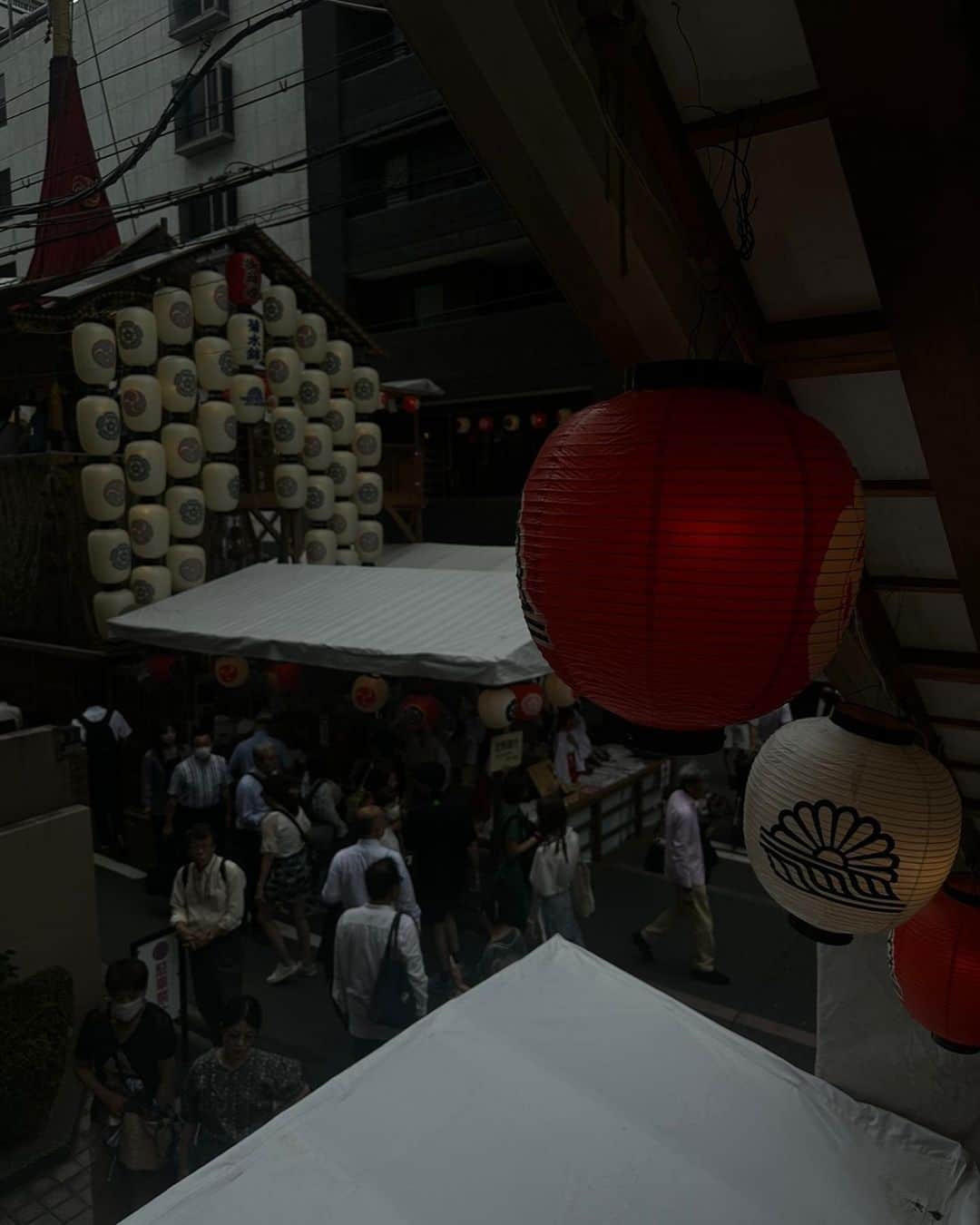 大塚良子さんのインスタグラム写真 - (大塚良子Instagram)「祇園祭が始まった京都 昨日から更に暑くなりました〜。  写真は先日参加できた膳處漢ぽっちりで北京ダックランチと菊水鉾会所のお茶席。良い時間でした。」7月16日 10時21分 - ryokokonami