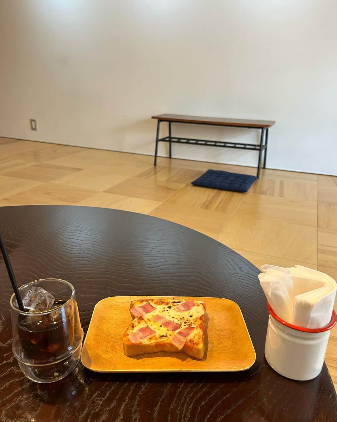 のインスタグラム：「いつぞやの喫茶店 #カフェ #高円寺 #2階のスペース #色んなタイプの椅子や机 # 場所取り肝心 #だから何をしとんねん #ヤーレンズ」