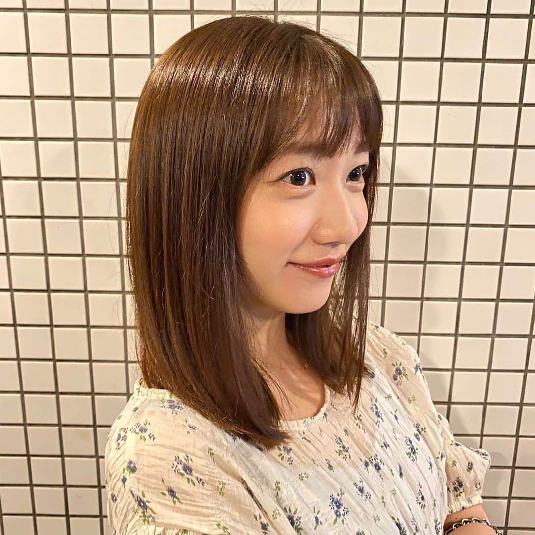 関根優那さんのインスタグラム写真 - (関根優那Instagram)「✂︎ ⁡ ⁡ 髪の毛を短くして 巻き髪よりもストレートの方がしっくりくるようになって 最近はずっとストレートで過ごしてます✂︎ ⁡ 夏になると日焼けで髪の毛が傷んでくるのが悩みで 初めてクレイ系のシャンプーを使ったら、 美容院終わりの髪みたいにツヤツヤになった🫶🏻 ⁡ 頭皮マッサージを併用するとより良かった！ ⁡ ⁡ 髪を補修しながら洗うのでトリートメント要らずで時短にもなるよ◎ ⁡ リピ確定です🫡💓 ⁡ ⁡ ⁡ 　#cocone 　#クリームシャンプー 　#ココネ 　#pr」7月16日 10時33分 - yuuna__sekine