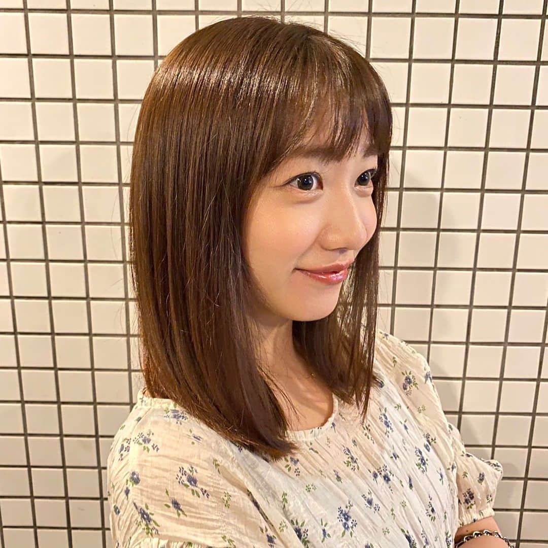 関根優那のインスタグラム：「✂︎ ⁡ ⁡ 髪の毛を短くして 巻き髪よりもストレートの方がしっくりくるようになって 最近はずっとストレートで過ごしてます✂︎ ⁡ 夏になると日焼けで髪の毛が傷んでくるのが悩みで 初めてクレイ系のシャンプーを使ったら、 美容院終わりの髪みたいにツヤツヤになった🫶🏻 ⁡ 頭皮マッサージを併用するとより良かった！ ⁡ ⁡ 髪を補修しながら洗うのでトリートメント要らずで時短にもなるよ◎ ⁡ リピ確定です🫡💓 ⁡ ⁡ ⁡ 　#cocone 　#クリームシャンプー 　#ココネ 　#pr」