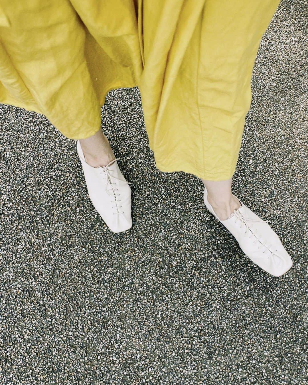 日下部ゆいこのインスタグラム：「. . @todayful_  のこちらのレースアップシューズ。 . 何十年来の外反母趾による靴擦れと 切磋琢磨して生きてきたのですが... . こんなに足を優しく包み込んでくれる 靴があるなんて‼︎ とおったまげました。 敏感な外反母趾にも ノーストレスどころか 安らぎまでくれる神靴。 . あと5足くらい欲しい。 . . #靴#shoes#シューズ#レースアップシューズ#フラットシューズ#todayful#fashion#ootd#コーデ」
