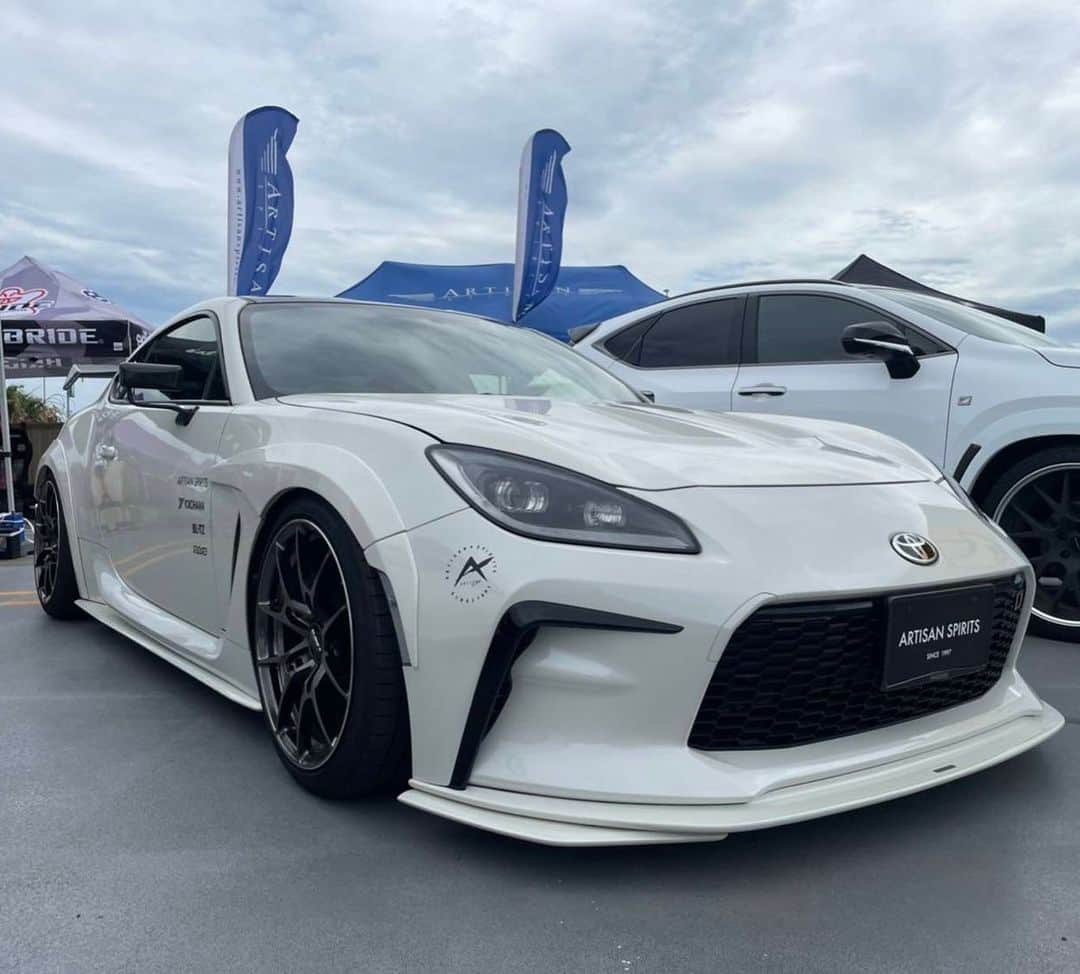 Spirits Artisanのインスタグラム：「Artisan spirits GR86 x @evstuning @evasivemotorsports GTLM mirror x @rayswheels_official G025 in event on @yellowhat_shinyamashitaten  USA : @evasivemotorsports @butlertire Canada : @advanced_auto_salon @otto.auto.service China : #bondchina Hong kong : @nigeljdmparts Taiwan : #車庫小舗 Russia : @suv.project Kazakhstan : @spoiler.kz Indonesia : @premierautowerkz Philippine : @jworksunlimited @artisanspiritsph Singapore : @mwsautoworks Thailand : @prodriveshop India : @racetechindia Malaysia : @donloh2007 Bahrain : @kanooperformance Kuwait : @hamad_skyline UK : @streettracklife Australia : @import_monster @traum06996 @car_life_staff @sunyard @bondosaka #bondourawa @bondtokyo @bond_omiya @bondoiimura @ysr0443 @cs.forme_1 @office_k_tokyo @artisanspiritsusa @artisan.ceravi @artisanspiritsph @artisan.nobu @artisantaiwan  #artisanspirits #artisan #asms #GR86 #ZN8 #yokohamatire #advan #subaru #brz #rays #evstuning #evasivemotorsports」