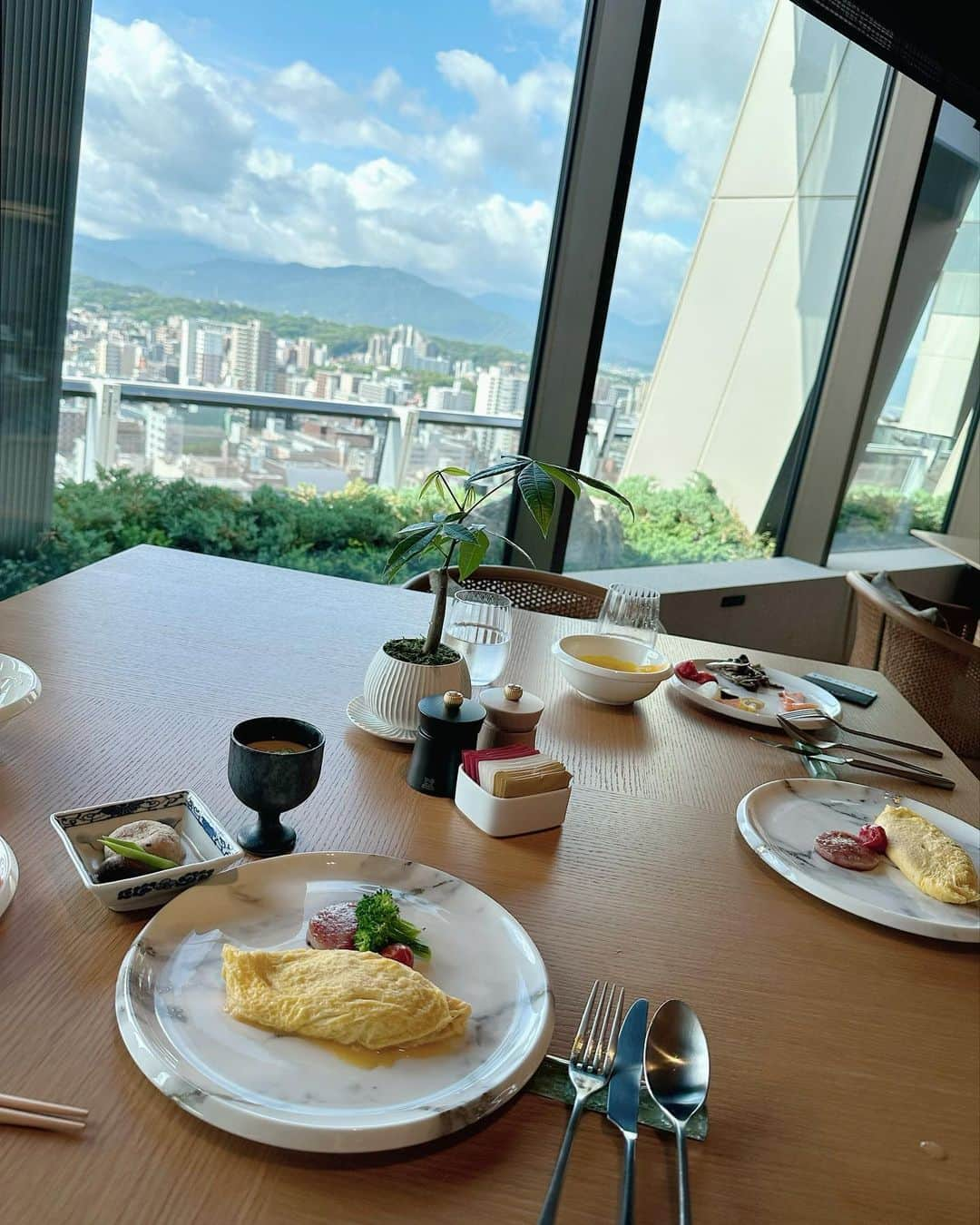 遠野愛のインスタグラム：「ゆったりとした朝の幸福感🌱」