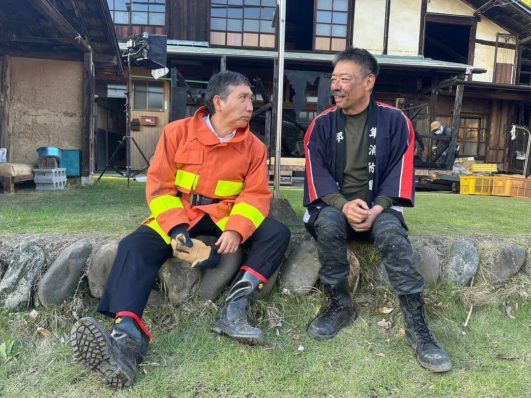 ハヤブサ消防団さんのインスタグラム写真 - (ハヤブサ消防団Instagram)「#ハヤブサ消防団🚒  消化活動を終えてひと息つく 賢作さんと森野さん🫶  本当にお疲れ様でした🙇‍♂️😭  #今日もイケオジ消防団はかっこいい #生瀬勝久 #梶原善  1カットで挑んだ火災シーン、 何度でもおかわりください🔥 https://tver.jp/lp/episodes/eptq2s4rs8」7月16日 10時41分 - hayabusa_ex2023