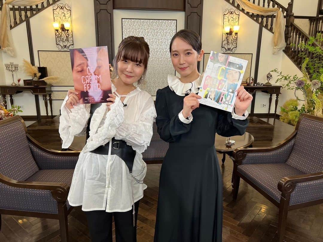 吉岡里帆（マネージャー）のインスタグラム：「こんにちは！三連休の真ん中、みなさんいかがお過ごしでしょうか？🍦  こちらは金曜日に映画『アイスクリームフィーバー』が公開、昨日は舞台挨拶で大阪京都にお邪魔してきました🚅🌟 マスコミなしの舞台挨拶だったのですが、じつは京都の回に主題歌を歌われている吉澤嘉代子さんが飛び入りで参加してくださったんです🥹優しい…💓  劇中でも印象的に流れる主題歌「氷菓子」ですが、MVもめちゃくちゃグッとくるのでぜひぜひ見てみてくださいね🍧🫰  写真は先日の「ボクらの時代」収録直後のお二人🤳 映画のお陰でたくさんお会いできて吉岡さんも嬉しそうでした🌈  @icecreamfever_m  @lifestyle_ur813   #アイスクリームフィーバー #いつかの吉岡さん  🌙  dress @prune.goldschmidt ear cuff @masana_jewelry」