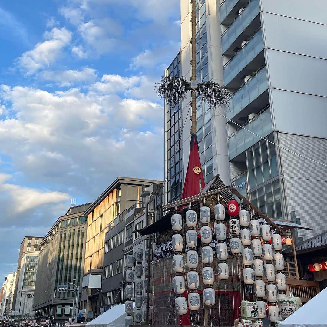 行正り香さんのインスタグラム写真 - (行正り香Instagram)「「動く美術館」といわれる祇園祭にやってきました。鉾の美しさを競い、その美しさが町のステータスになるなんて、なんだか感度です。そして前日は、元気を競うようなら大阪に行って来ました！#rikayukimasa #行正り香 #祇園祭 #グリコ下」7月16日 10時53分 - rikayukimasa