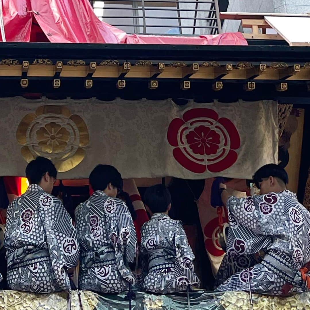 行正り香さんのインスタグラム写真 - (行正り香Instagram)「「動く美術館」といわれる祇園祭にやってきました。鉾の美しさを競い、その美しさが町のステータスになるなんて、なんだか感度です。そして前日は、元気を競うようなら大阪に行って来ました！#rikayukimasa #行正り香 #祇園祭 #グリコ下」7月16日 10時53分 - rikayukimasa