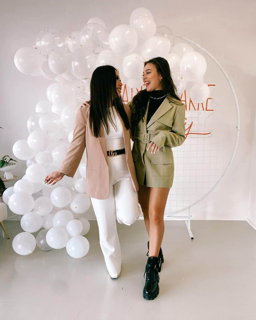 カイラニ・クレインさんのインスタグラム写真 - (カイラニ・クレインInstagram)「Congratulations to my beautiful best friend @jade___clarke on your brand new salon! I am so proud of you and how far you have come - your innovation, work ethic and ability to always strive for more and more amazes me, love you Wu 🤍」7月16日 16時32分 - kailanicraine