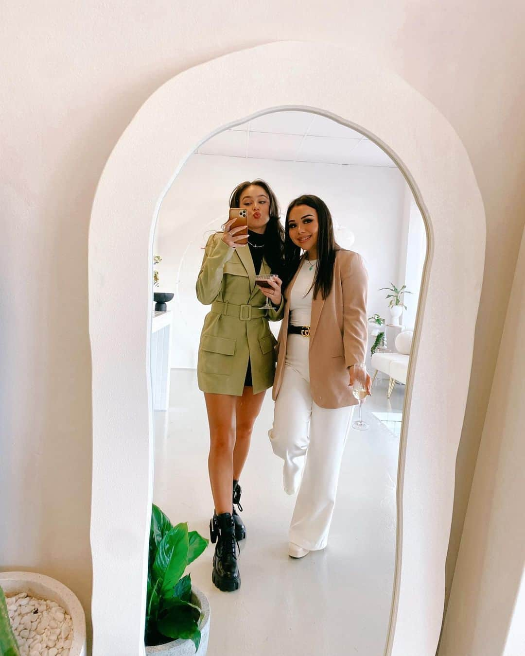 カイラニ・クレインさんのインスタグラム写真 - (カイラニ・クレインInstagram)「Congratulations to my beautiful best friend @jade___clarke on your brand new salon! I am so proud of you and how far you have come - your innovation, work ethic and ability to always strive for more and more amazes me, love you Wu 🤍」7月16日 16時32分 - kailanicraine