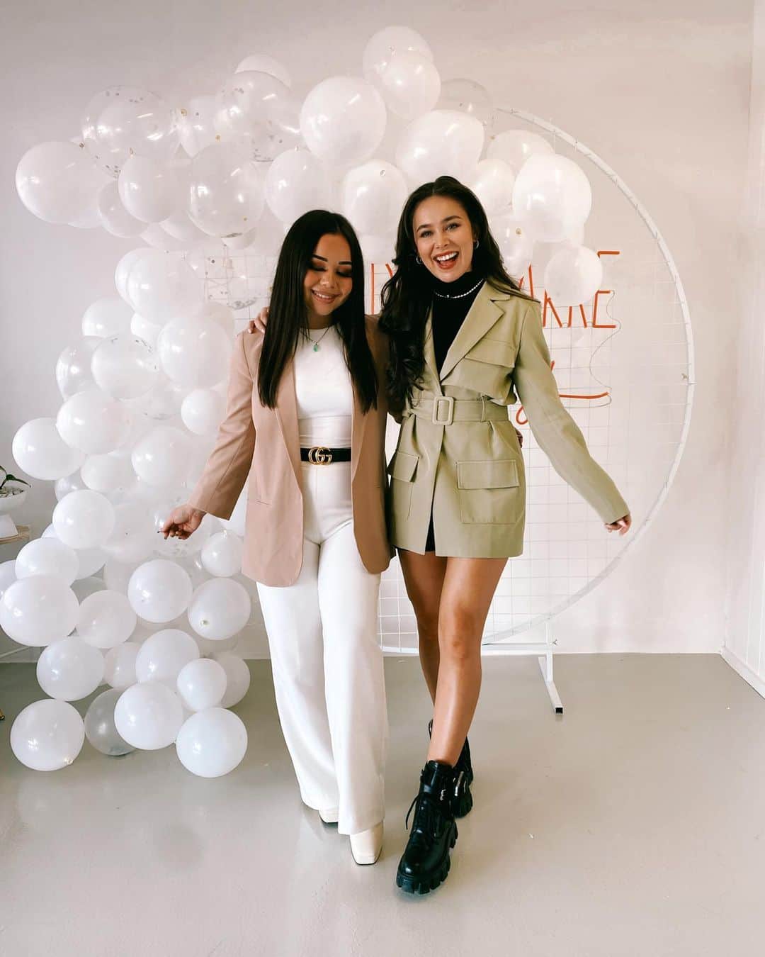 カイラニ・クレインのインスタグラム：「Congratulations to my beautiful best friend @jade___clarke on your brand new salon! I am so proud of you and how far you have come - your innovation, work ethic and ability to always strive for more and more amazes me, love you Wu 🤍」