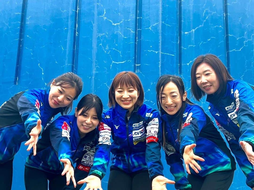 吉田知那美のインスタグラム：「Blue🌍💙🦋🪼🦕🐬❄️  #今年も恒例このポーズ」