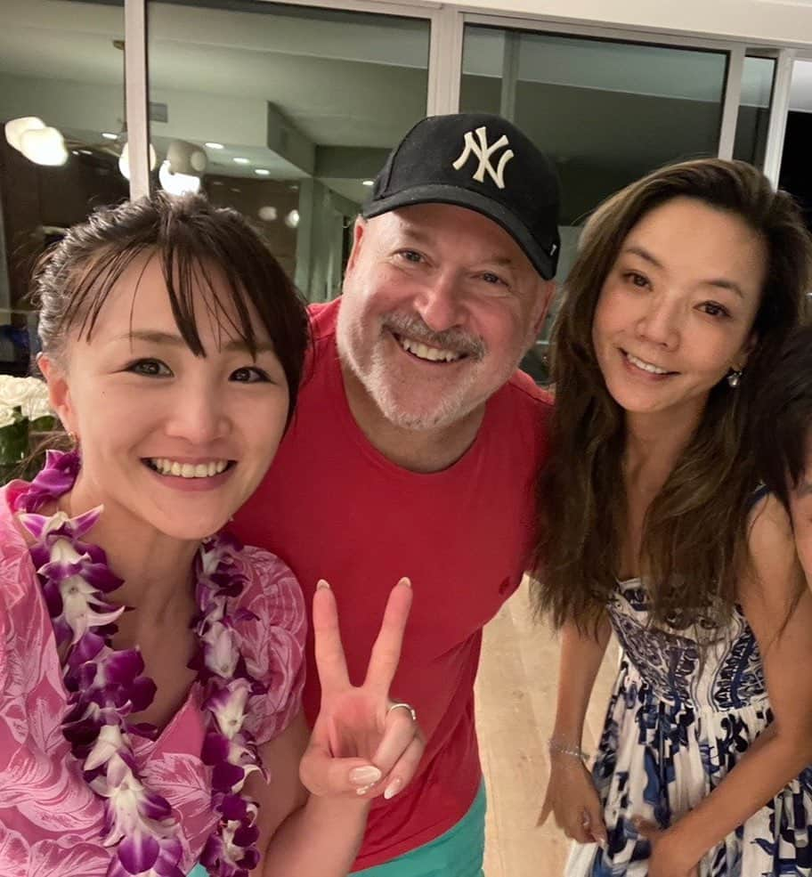 花音舞さんのインスタグラム写真 - (花音舞Instagram)「Hawaiiで…  大好きな方にお会いできました💓  たかこさんとフランク🌺  happyオーラ全開のご夫妻とご一緒させて頂くと自然と私達もずーっと笑顔になります🫶 ステキなお時間でした😳🧡  たかこさんは、Hawaiiに着いたら『困った事があればなんでも連絡してきて✨』とご連絡を下さって🥹 お優しすぎる先輩なのです😭🌺 大好きすぎます🥹💛  私も、たかこさんとフランクの様にどんな時も仲良く笑顔いっぱいの夫婦でいたいなと改めて思いました💕  日本でのコンサート必ず伺います✨✨  #和央ようか さん #フランクワイルドホーン さん #素敵夫婦  #大好き #ハネムーン #幸せでした 🫶 #Hawaii」7月16日 16時26分 - mai_kanon_official