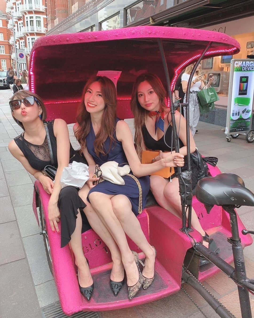 粕谷聡子さんのインスタグラム写真 - (粕谷聡子Instagram)「#rickshaw #人力車 ?  引かれる人達と惹かれる背中💚  #いつかのロンドン _____________________________________Satoko___★* #tokyo #japan #dancer #댄서 #気象予報士 #筋トレ女子 #weatherforecaster #nodancenolife #スポーツ女子 #workout #fitness #fitgirl #abs #japanese #selfie #셀카 #satokokasuya #粕谷聡子」7月16日 16時26分 - satokokasuya