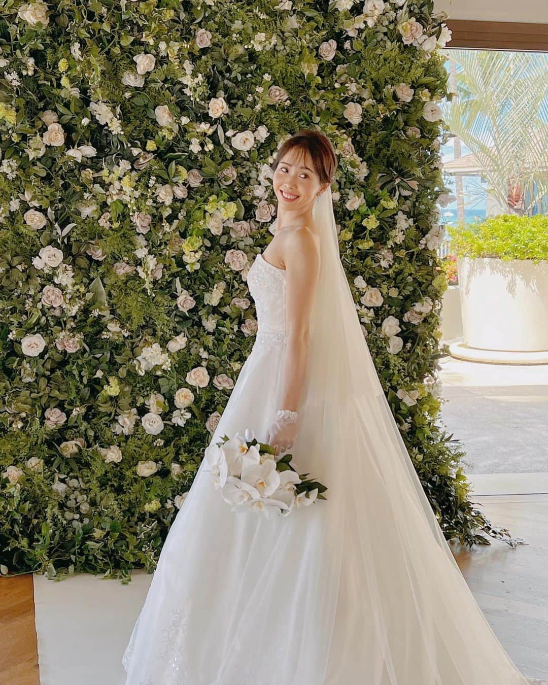 Yukari Ogayaさんのインスタグラム写真 - (Yukari OgayaInstagram)「Hawaii wedding 2023 … At Halekulani hotel  . Hau terrace 挙式の花嫁さま✨ 「崩しすぎず、ピタッとなり過ぎず」とのご希望で こちらのスタイルをご提案🤍 . 胡蝶蘭のブーケも素敵にマッチ🫧  . Hair and makeup by @yukariogaya  . . . .  #2023 #thisisyukaristyle #hawaiiwedding  #destinationwedding  #bridehair  #bridalmakeup  #weddinghairstyles  #updospecialist  #ハワイウェディング #海外ウェディング #花嫁ヘア  #花嫁ヘアメイク  #海外花嫁 #ヘアアレンジ  #ハワイヘアメイク」7月16日 16時26分 - yukariogaya