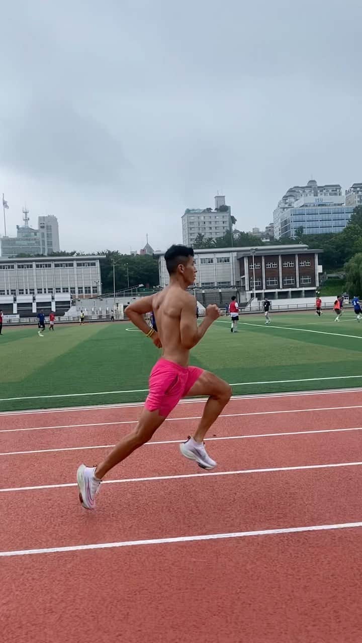 ジヌションのインスタグラム：「🏃‍♂️35km 거리주 훈련 13일차 with @0923mara 권은주 감독님 남자는 핑크지!」