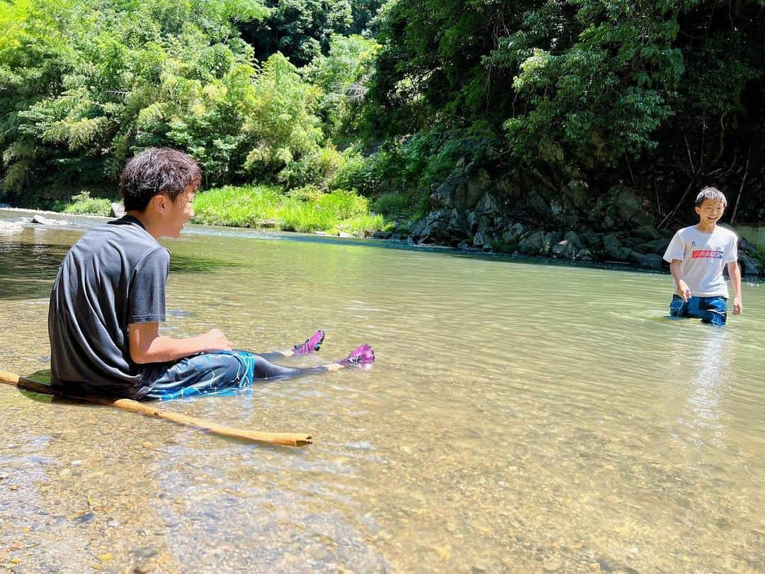 ranranさんのインスタグラム写真 - (ranranInstagram)「. . 涼みに川へ  昔は「川行こうか」って言ったらめちゃくちゃ喜んでたのに 最近は「どっちでもいい」って。  んじゃ海行く？プール行ってみる？と言っても  「疲れるからいいわ」って😓 何歳や🤣  でも外でお肉食べれるのは嬉しいみたいです（笑）  これからは肉で釣るしかないな😅  #川遊び#アウトドア#双子#双子育児#アウトドアご飯#キャンプグッズ#キャンプ飯#こどものいる暮らし#夏休みcamp#outdoors#outdoorlife#こどもとおでかけ」7月16日 16時30分 - tomooo.25