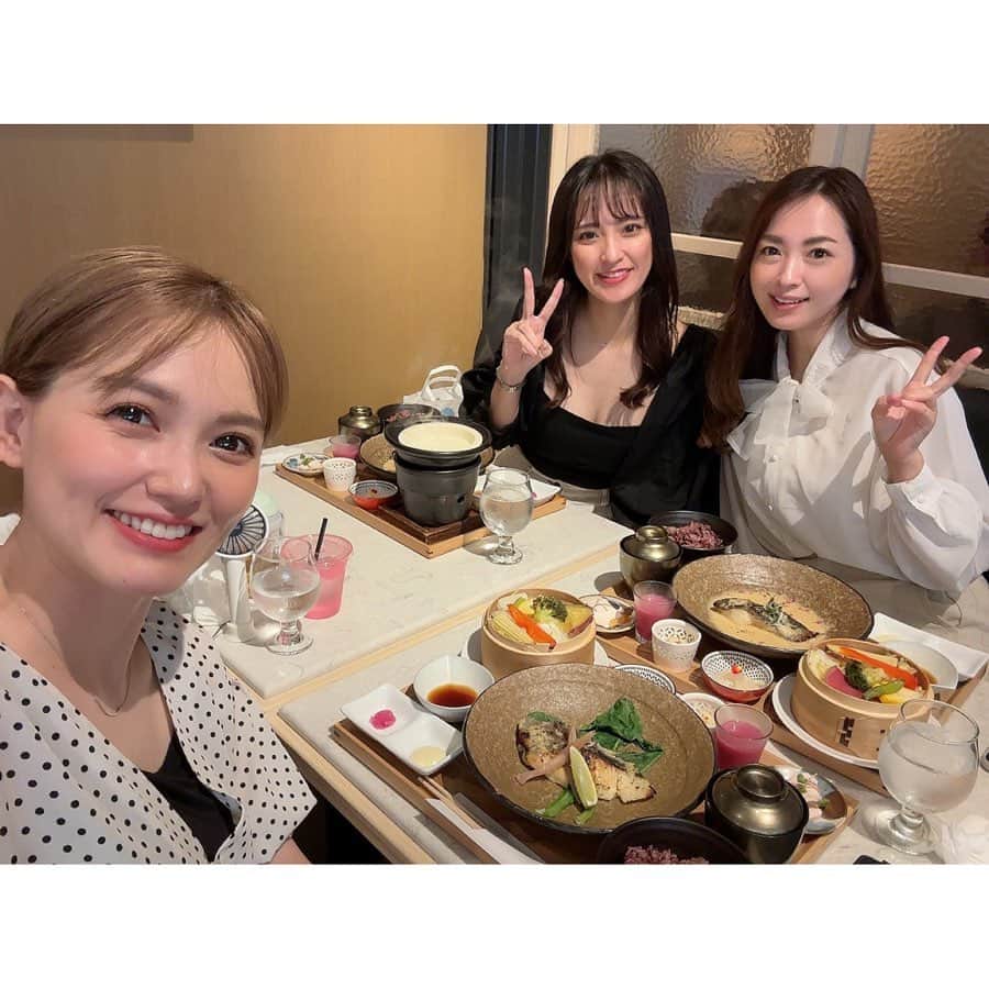 原紀舟のインスタグラム：「りんごちゃん×殿  ちょっと前のやけど😂 りんごちゃんの結婚式振りに集まれた🫶  美女ときゅん君に癒され 昔と変わらずマシンガントークして 楽しい時間でした🫶  宮瀬ちゃんもまた集まろうね🥺  にしても、週末の梅田は人多すぎて疲れる🤣笑  #おぼん食堂16」
