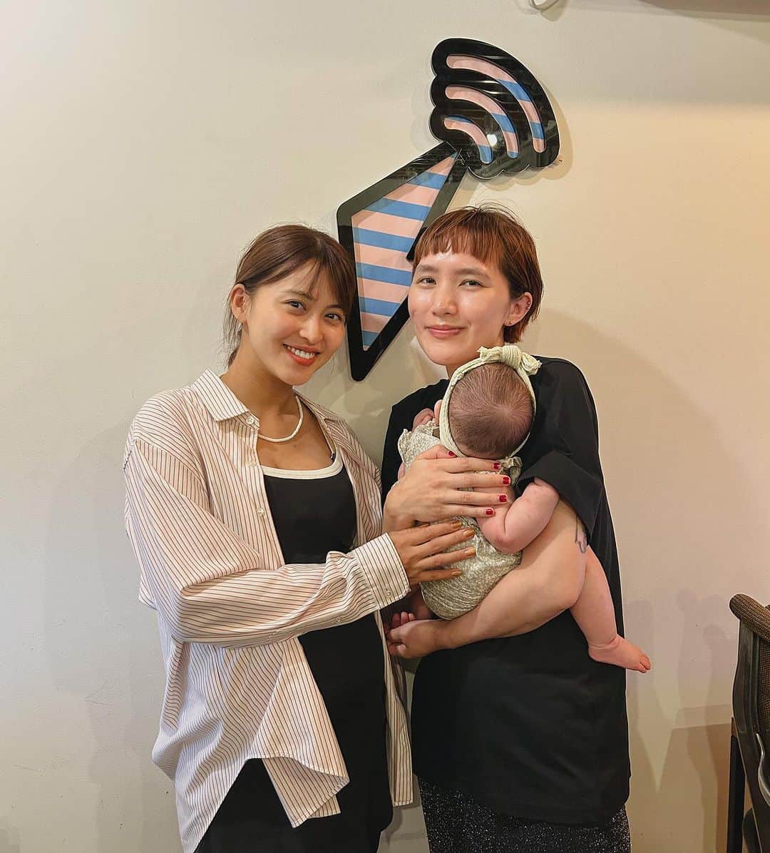三原勇希のインスタグラム：「block.fm @blockfm  で放送しているラジオ 『Time For Bed with Yuuki Mihara』  次回7/18(火)23:00-24:00 ゲストはなんと、AAAMYYY&チビエイミのおふたり🤱🩷  Tempalayのツアーを終えたばかり。クリエイティブに活動するかっこいい同い年の友達、エイミーに、音楽や制作のこと、子育てのこと、お話聴きました&選曲してもらいました。２枚目の感じで収録したので、チビエイミも沢山お喋りしてくれてます♡ かわいすぎるあまり、終わってから「あれもこれももっと話したかったのに…！」って思ってます😂赤ちゃんいると何も思い通りにはならないんだな、ってことを勉強させてもらえてよかった😌🩷笑 １時間の収録、曲流してる間にスピードおむつ替えしたり、ラストは番組のコンセプト通りおやすみになったチビえいみさん🥹  @blockfm のサイトにアクセス→上部にある「RADIO📻」部分をクリックするだけで聴けます！ぜひお楽しみに。  こんな感じで収録させてもらえるラジオ局 @blockfm 、産休などはとらずにおうち収録や選曲を駆使して続けさせていただける予定です。「寝る前の１時間」というテーマですが、グッドミュージックと共にその時々に感じていること、届けられれば🎙️ #t4b #blockfm」