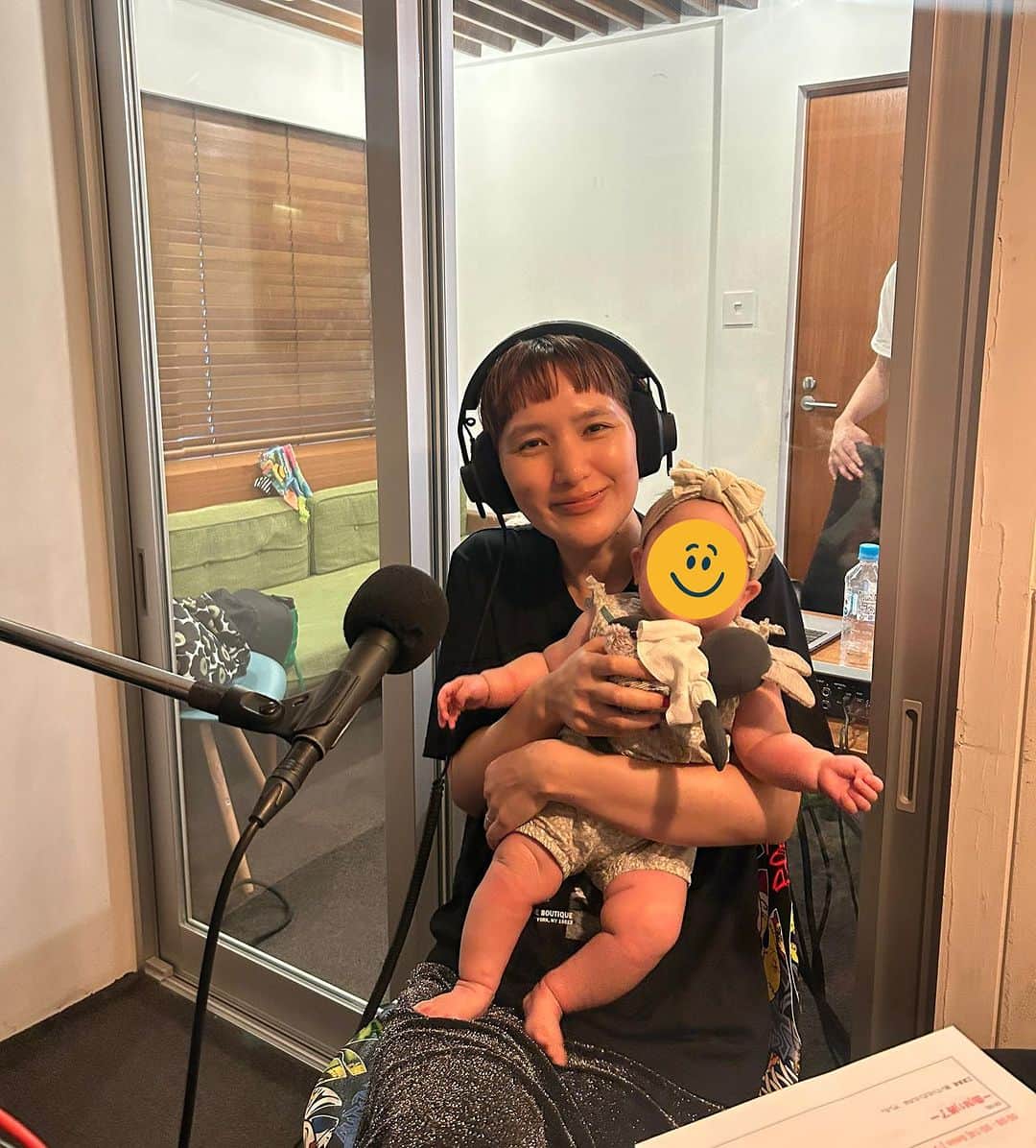 三原勇希さんのインスタグラム写真 - (三原勇希Instagram)「block.fm @blockfm  で放送しているラジオ 『Time For Bed with Yuuki Mihara』  次回7/18(火)23:00-24:00 ゲストはなんと、AAAMYYY&チビエイミのおふたり🤱🩷  Tempalayのツアーを終えたばかり。クリエイティブに活動するかっこいい同い年の友達、エイミーに、音楽や制作のこと、子育てのこと、お話聴きました&選曲してもらいました。２枚目の感じで収録したので、チビエイミも沢山お喋りしてくれてます♡ かわいすぎるあまり、終わってから「あれもこれももっと話したかったのに…！」って思ってます😂赤ちゃんいると何も思い通りにはならないんだな、ってことを勉強させてもらえてよかった😌🩷笑 １時間の収録、曲流してる間にスピードおむつ替えしたり、ラストは番組のコンセプト通りおやすみになったチビえいみさん🥹  @blockfm のサイトにアクセス→上部にある「RADIO📻」部分をクリックするだけで聴けます！ぜひお楽しみに。  こんな感じで収録させてもらえるラジオ局 @blockfm 、産休などはとらずにおうち収録や選曲を駆使して続けさせていただける予定です。「寝る前の１時間」というテーマですが、グッドミュージックと共にその時々に感じていること、届けられれば🎙️ #t4b #blockfm」7月16日 11時06分 - yuukimeehaa