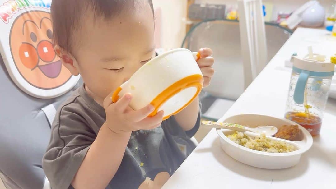 のインスタグラム：「お味噌汁にぷはー！  #やさ丸 #1歳5ヶ月」