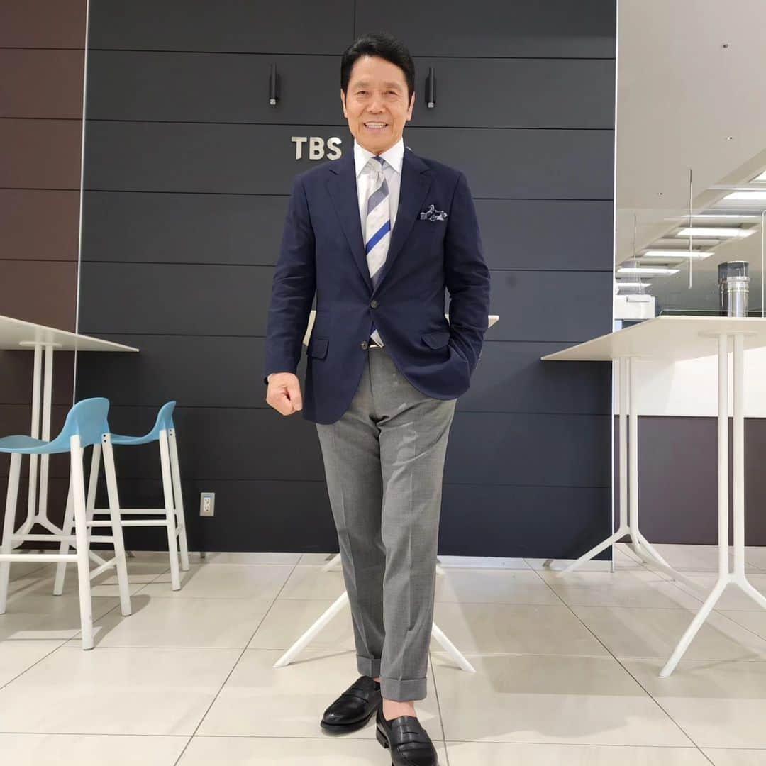 峰竜太のインスタグラム：「#アッコにおまかせ #jacket #brunellocucinelli #shirt #yamatoyashirt #tie #attovannucci #pants #pt #shoes#crockett&jones」