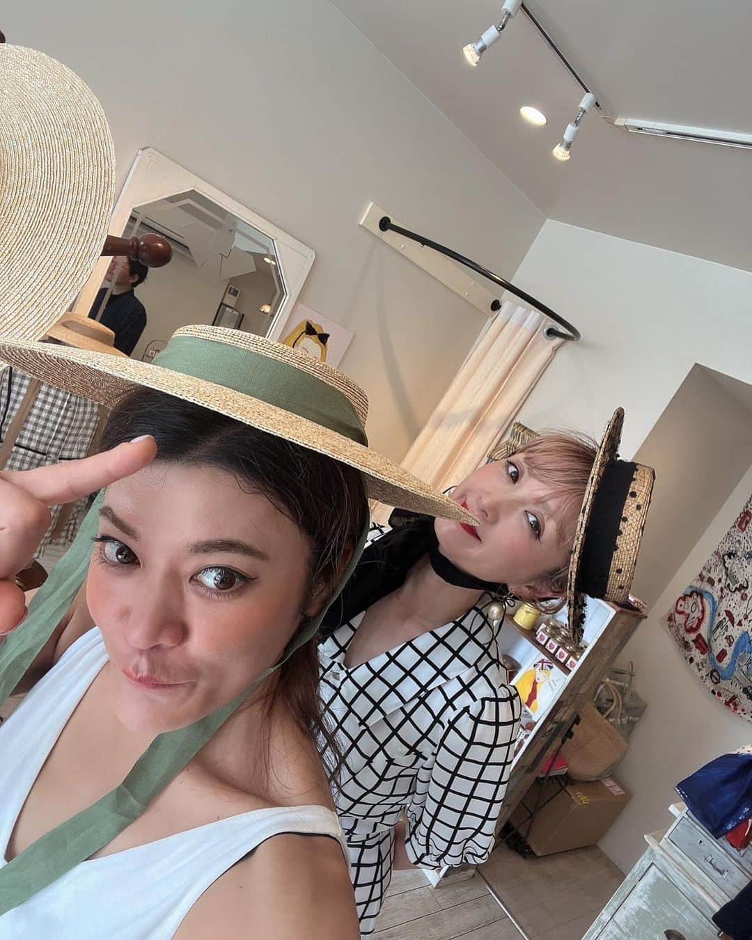 SHOKOさんのインスタグラム写真 - (SHOKOInstagram)「代官山店にてスタートした @joelle_chapeau さんの帽子ポップアップ、ご好評を頂いていて嬉しい限り💞昨日は帽子デザイナーのCHIKAさんと一緒に午後店頭にたち、お客様への帽子のかぶりかたや選び方など、私も一緒に色々とレクチャーを受けられて、自分では似合うと思っていなかったタイプの形が意外とハマったりと、楽しい発見もあり✨  CHIKAさんと店頭に立ってたくさんお喋りできたのもとっても楽しかったです！お友達も来てくれて♡ お越しくださった皆さま、ありがとうございました💞  似合う帽子は十人十色🌈✨ ポップアップは7/24まで！まだまだステキな帽子が目白押しですので、ぜひ足をお運びくださいね✨（明日7/17祝日の朝11時くらいは私も店頭に居ます！)  【S for Shoko代官山】 〒150-0033 東京都渋谷区猿楽町25-3 TEL: 03-6416-0026 代官山駅より徒歩3分 営業時間 11時〜19時（定休日：火曜水曜）」7月16日 11時16分 - shoko_london