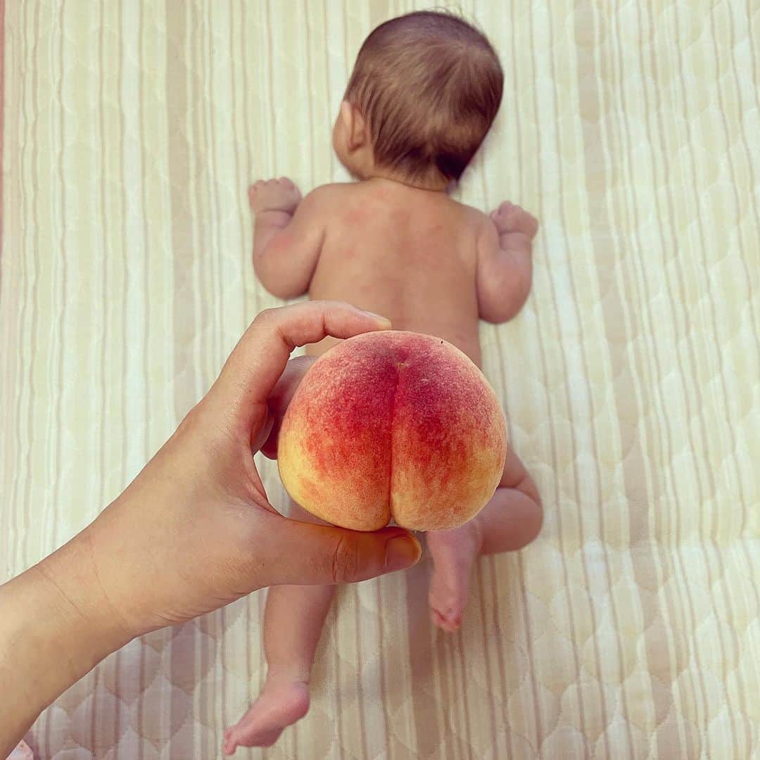 美甘子のインスタグラム：「はるピーの桃尻🍑  #ゆうピーはるピー #ベビーフルーツ #赤ちゃん桃尻」