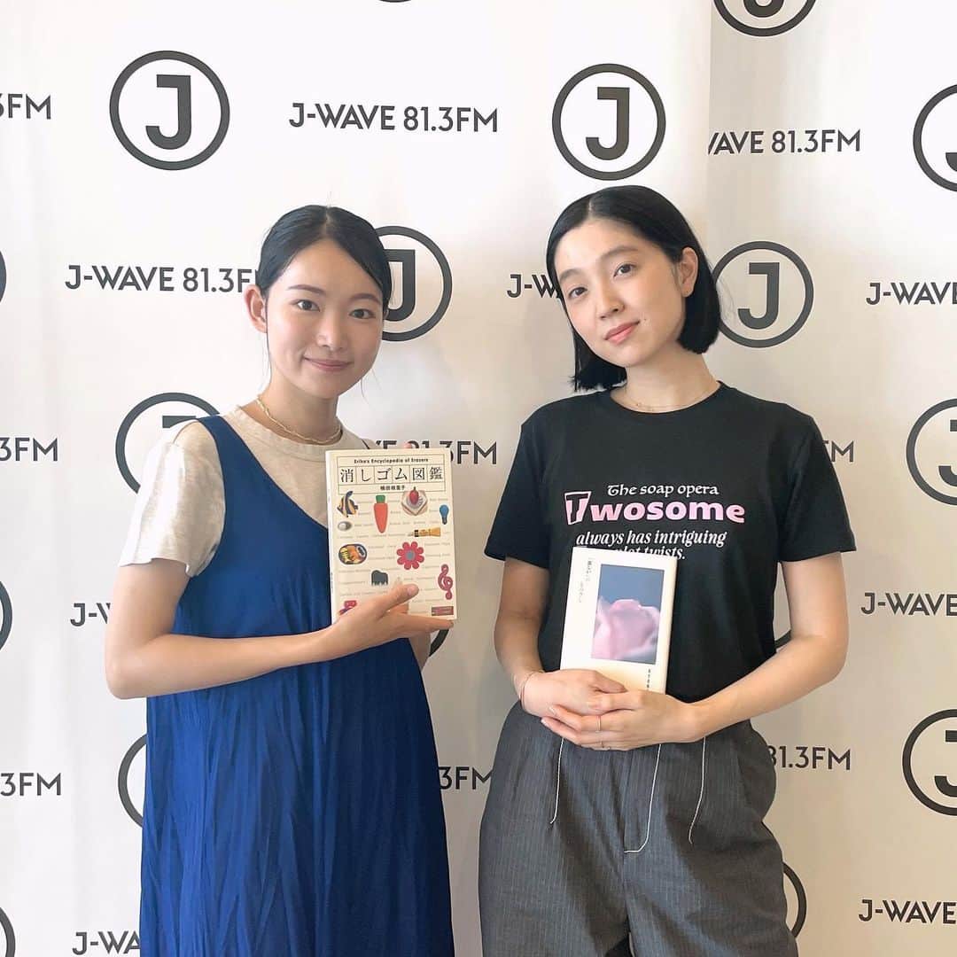 小谷実由のインスタグラム：「@acrossthesky813 聴いてくださった方ありがとうございました🫶紗良さんとまたすぐにお話できて嬉しかった〜🎈 最近、お家で読んだ本の中で本棚に残したいと思った本として楠田枝里子さん『消しゴム図鑑』 人生に影響を与えた１節 がある本としてAYANAさん『「美しい」のものさし』を紹介させていただきました！🌹🌹 radikoタイムフリーでも聴けますので是非！  紗良さん #おみゆの好き蒐集倶楽部 にも是非遊びに来てくださいね🐈🐈🌼 @omiyuno_sukiclub」