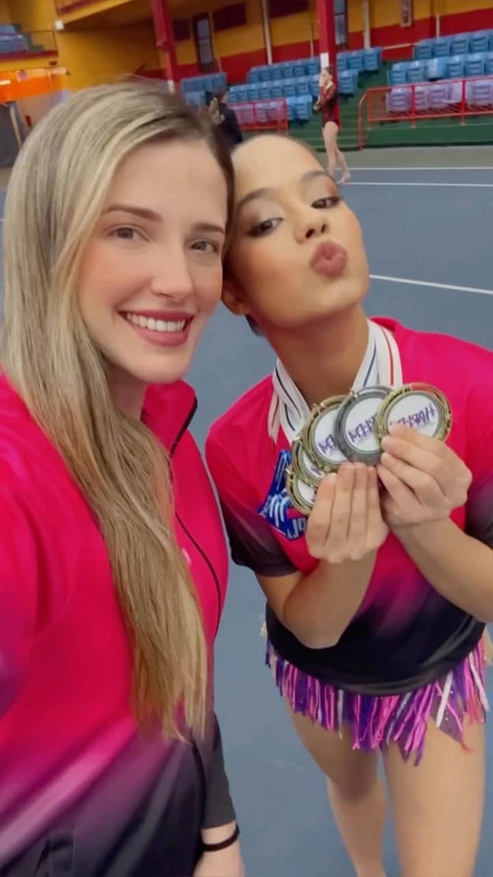 ナターリア・ガウジオのインスタグラム：「Muita gente não sabe como começou a história da Manu com a ginástica… Por isso quero compartilhar com vocês um pouquinho!! A Manu assistia minhas entrevistas na tv, meus vídeos de competição no YouTube e era super encantada com a GR, por isso a mãe dela resolveu levar ela para assistir o Meeting internacional de Ginástica em 2015. Ela assistiu a competição e ficou ainda mais apaixonada pela GR e virou minha fã número 1, no final da competição tiramos uma foto juntas. Ela assistia todos os meus vídeos e tentava reproduzir minhas séries em casa… Até que um dia Manu teria um show de talentos na escola e ela mesmo criou sua série para apresentar na escola. A Gil, mãe da Manu me enviou o vídeo dela apresentando na escola e na mesma hora que eu assisti o vídeo eu vi que ela tinha um talento impressionante, ela fazia ginástica com a alma e com o coração, era tão pequenininha mas já sentia a música e interpretava cada parte da série com uma expressão corporal inexplicável pra uma menina tão nova e que nunca tinha treinado. Naquele mesmo dia eu mandei o vídeo para Monika que também ficou encantada e assim convidamos a Manu para vir fazer um teste com a gente. Ela foi fazer o teste comigo, eu mostrava alguns movimentos para ela e ela repetia todos… A maioria ela tinha aprendido assistindo meus vídeos e alí naquele dia ficou comprovado o talento nato que ela tinha. Eu e Monika falamos para ela começar a treinar imediatamente e assim foi... Ela começou seus treinos com a Luciane Hammes e eu e Monika sempre ajudávamos quando podíamos, mas estávamos em preparação para as Olimpíadas e por isso estávamos sempre muito ocupadas com treinos, viagens, competições… Continua nos comentários: ⬇️」