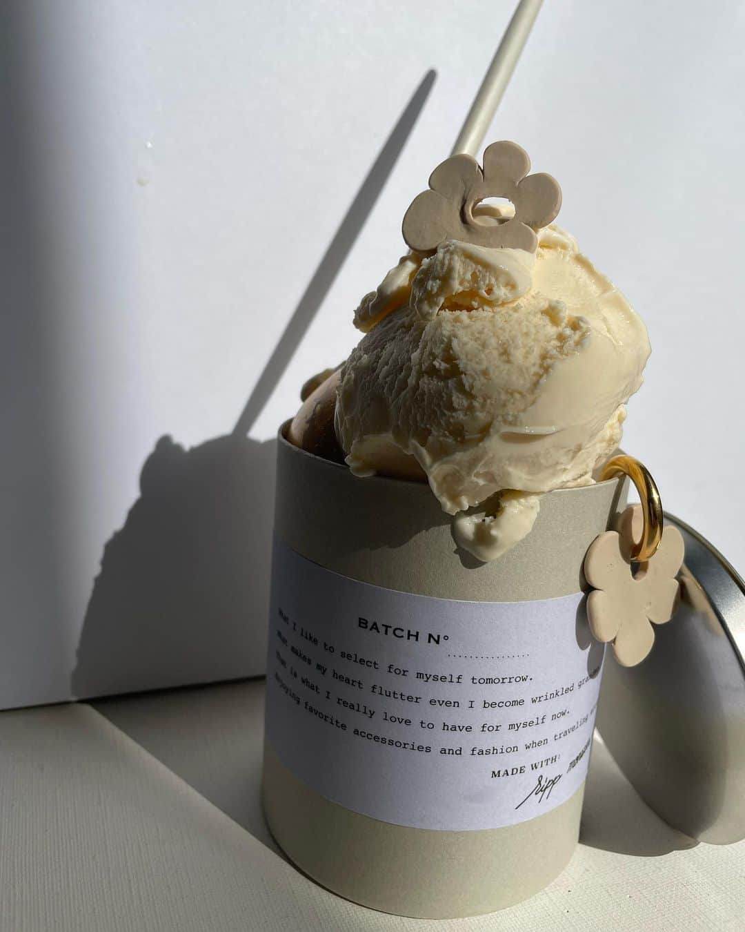 MICA   rippmonsterのインスタグラム：「本日は全国的にとーーーっても暑くなるとの予報ですね。🩵🫧  私は🍨を朝から頬張りました😛  夜のご褒美に少しだけ残して…  今日も楽しくアクセサリー製作をしながら過ごします。  大人気Cookie  沢山焼き上げました🍪  このシリーズは フープからCookieを、外して、 ガラッと雰囲気を変えてお楽しみいただけるシリーズです。  片耳だけでつけてイヤカフなどと組み合わせても可愛いですよ♡  お家で涼しくお買い物をお楽しみいただけるように…  Cookieを沢山焼き上げましたので是非…♡  onlineでもご案内しております♡  フープは非アレルギー 対応のサージカルステンレス316 を、使用しております🍪🍨  #rippmonster®︎」