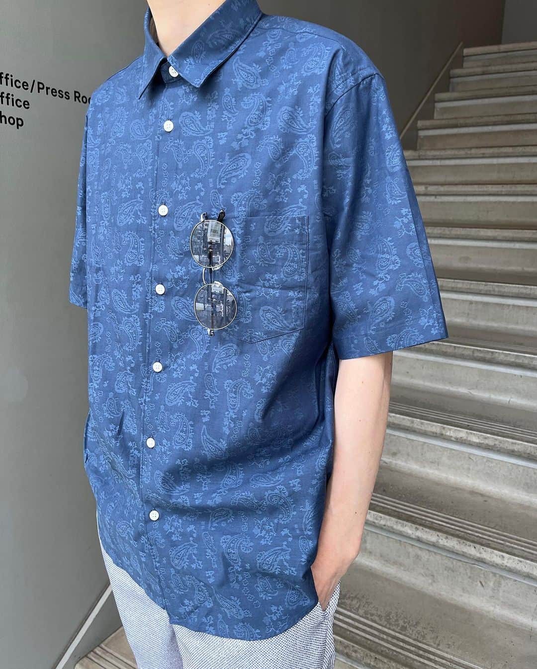 タケオ キクチさんのインスタグラム写真 - (タケオ キクチInstagram)「【SALE ITEM SNAP】 ジャカード織で表現したトーナルな柄のシャツは、目立ち過ぎず着こなしの程よいアクセントに。 尾州のジャージ素材を採用したイージーパンツは、上品かつリラックスした着心地をお楽しみいただけます。 ⁡ ・ペイズリー ジャカード シャツ No.070-86973 ⁡ ・尾州ドビーメッシュ イージーパンツ No. 931-76350 ⁡ ・テープサンダル No.931-06660 ⁡ ⁡ ⁡ ⁡ ⁡ ⁡ #TAKEOKIKUCHI #SALE #SUMMER #SHIRT #BARGAIN #2023 #タケオキクチ #セール #バーゲン #シャツ #パンツ #ボトムス #トップス #サンダル」7月16日 11時29分 - takeokikuchi_official