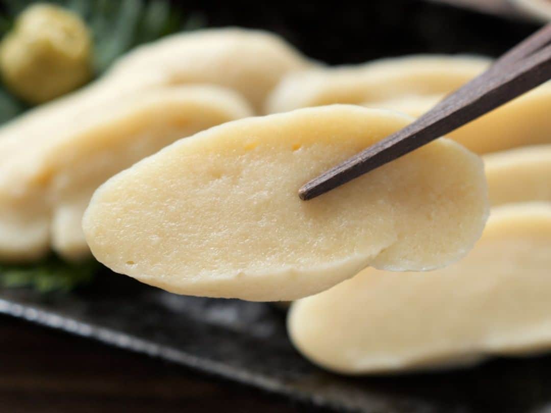かっちゃんねるさんのインスタグラム写真 - (かっちゃんねるInstagram)「一度食べたら忘れられない美味しさ😋  「手作り生麩」 ⁡ 皆さんこんにちは。やぁ✋ ⁡ 今回は大人の自由研究👩‍🔬 おうちで本格・手作り生麩レシピ！！ ⁡ 先日、居酒屋で食べた生麩の天ぷらが 美味しすぎたので生麩を一から 手作りで作ってみました。  もちもちの食感がそのまま わさび醤油をつけるだけで めっちゃ美味しく食べられます🎉  お子さんの夏休みの自由研究にも 是非作ってみて下さいね👍 ＿＿＿＿＿＿＿＿＿＿＿＿＿＿＿＿  【1~2人前】 ・強力粉　　　　200g ・塩　　　　　　小さじ1/4 ・水　　　　　　130ml ・もち粉　　　　30g ・水　　　　　　大さじ1  ※もち粉は白玉粉を細かくして使う、だんご粉で代用してもOKです。 ※ベタついてまとまりにくい場合は調節してもち粉を足して下さい。  ＿＿＿＿＿＿＿＿＿＿＿＿＿＿＿＿ 📹YouTubeレシピ動画配信中📹 ￣￣￣￣￣￣￣￣￣￣￣￣￣￣￣￣ 細かい作り方やポイントは YouTubeにレシピ動画があります😊 ⁡ 【kattyanneru/かっちゃんねる】 で検索してみて下さいね🔍 ＿＿＿＿＿＿＿＿＿＿＿＿＿＿＿＿  #生麩 #自由研究 #簡単レシピ #節約レシピ #おつまみ #かっちゃんねる #かつ活」7月16日 11時43分 - kattyan1011