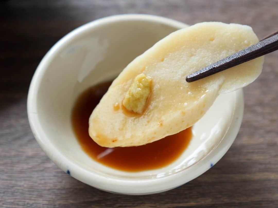 かっちゃんねるさんのインスタグラム写真 - (かっちゃんねるInstagram)「一度食べたら忘れられない美味しさ😋  「手作り生麩」 ⁡ 皆さんこんにちは。やぁ✋ ⁡ 今回は大人の自由研究👩‍🔬 おうちで本格・手作り生麩レシピ！！ ⁡ 先日、居酒屋で食べた生麩の天ぷらが 美味しすぎたので生麩を一から 手作りで作ってみました。  もちもちの食感がそのまま わさび醤油をつけるだけで めっちゃ美味しく食べられます🎉  お子さんの夏休みの自由研究にも 是非作ってみて下さいね👍 ＿＿＿＿＿＿＿＿＿＿＿＿＿＿＿＿  【1~2人前】 ・強力粉　　　　200g ・塩　　　　　　小さじ1/4 ・水　　　　　　130ml ・もち粉　　　　30g ・水　　　　　　大さじ1  ※もち粉は白玉粉を細かくして使う、だんご粉で代用してもOKです。 ※ベタついてまとまりにくい場合は調節してもち粉を足して下さい。  ＿＿＿＿＿＿＿＿＿＿＿＿＿＿＿＿ 📹YouTubeレシピ動画配信中📹 ￣￣￣￣￣￣￣￣￣￣￣￣￣￣￣￣ 細かい作り方やポイントは YouTubeにレシピ動画があります😊 ⁡ 【kattyanneru/かっちゃんねる】 で検索してみて下さいね🔍 ＿＿＿＿＿＿＿＿＿＿＿＿＿＿＿＿  #生麩 #自由研究 #簡単レシピ #節約レシピ #おつまみ #かっちゃんねる #かつ活」7月16日 11時43分 - kattyan1011