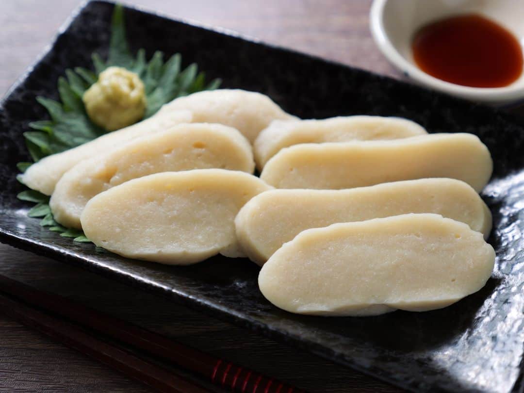 かっちゃんねるさんのインスタグラム写真 - (かっちゃんねるInstagram)「一度食べたら忘れられない美味しさ😋  「手作り生麩」 ⁡ 皆さんこんにちは。やぁ✋ ⁡ 今回は大人の自由研究👩‍🔬 おうちで本格・手作り生麩レシピ！！ ⁡ 先日、居酒屋で食べた生麩の天ぷらが 美味しすぎたので生麩を一から 手作りで作ってみました。  もちもちの食感がそのまま わさび醤油をつけるだけで めっちゃ美味しく食べられます🎉  お子さんの夏休みの自由研究にも 是非作ってみて下さいね👍 ＿＿＿＿＿＿＿＿＿＿＿＿＿＿＿＿  【1~2人前】 ・強力粉　　　　200g ・塩　　　　　　小さじ1/4 ・水　　　　　　130ml ・もち粉　　　　30g ・水　　　　　　大さじ1  ※もち粉は白玉粉を細かくして使う、だんご粉で代用してもOKです。 ※ベタついてまとまりにくい場合は調節してもち粉を足して下さい。  ＿＿＿＿＿＿＿＿＿＿＿＿＿＿＿＿ 📹YouTubeレシピ動画配信中📹 ￣￣￣￣￣￣￣￣￣￣￣￣￣￣￣￣ 細かい作り方やポイントは YouTubeにレシピ動画があります😊 ⁡ 【kattyanneru/かっちゃんねる】 で検索してみて下さいね🔍 ＿＿＿＿＿＿＿＿＿＿＿＿＿＿＿＿  #生麩 #自由研究 #簡単レシピ #節約レシピ #おつまみ #かっちゃんねる #かつ活」7月16日 11時43分 - kattyan1011