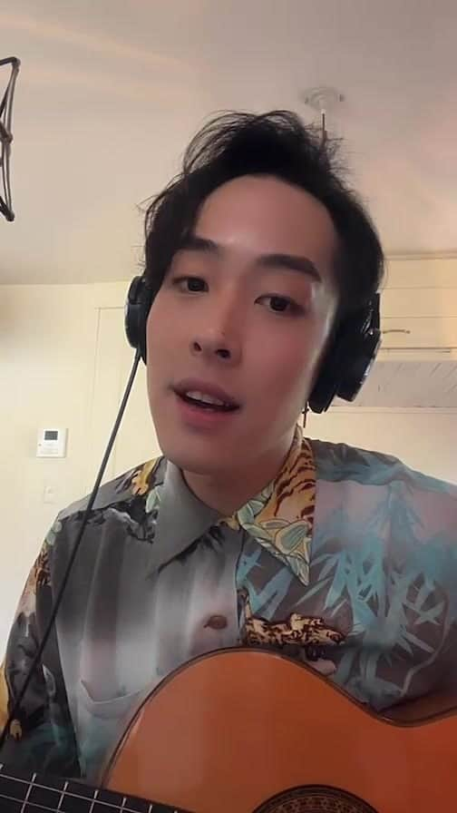 エリック･フクサキのインスタグラム：「Canciones Japonesas ★ ファミリアに贈る日本の歌 - IG Live Show 🇯🇵🌈🌍  Si conoces alguna canción en Japonés, recomiéndanos en los comentarios 🙋‍♂️  Para el siguiente concierto 🌈  日本の曲をおすすめしてください🙋‍♂️  @ericfukusaki  @di.cosmo.ib   @ericfukusaki_staff」