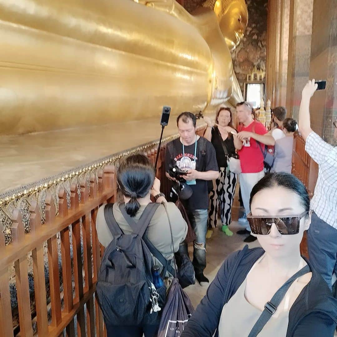 Loxyさんのインスタグラム写真 - (LoxyInstagram)「ワットポー!🇹🇭Wat po 🔔🏆金ピカ大仏、涅槃像、、、 デカーイ！ タイにまた行きます。早くタイ料理食べたい🍽️  🇹🇭🇹🇭🇹🇭🇹🇭🇹🇭🇹🇭🇹🇭🇹🇭  #バンコク#タイ#旅行#スコール#thai#bangkok #trip」7月16日 11時40分 - dancerloxy