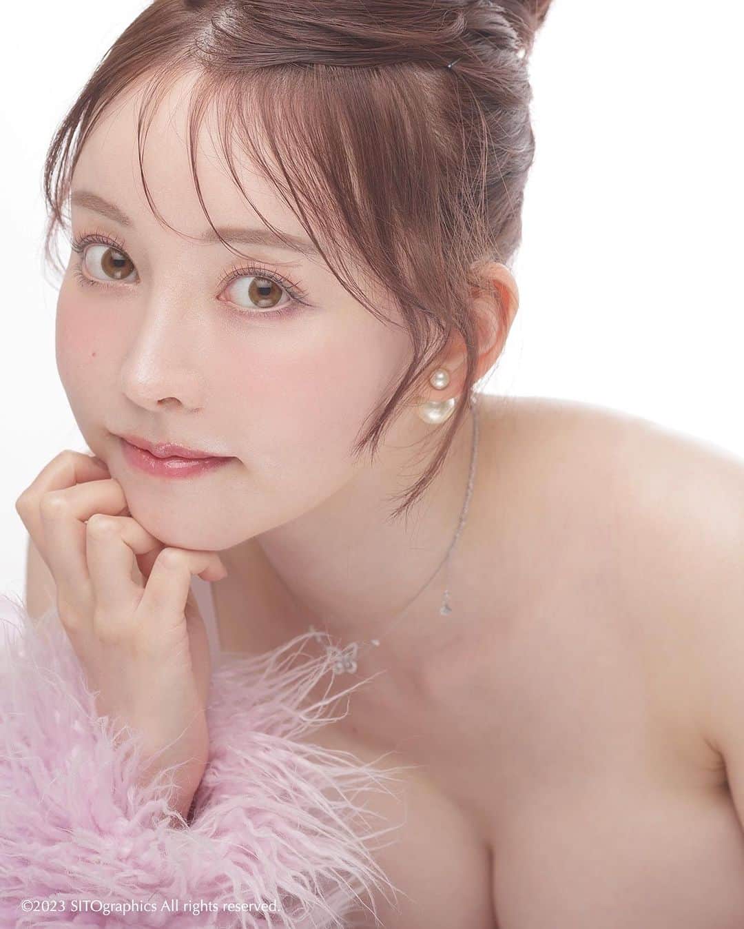 シト山口のインスタグラム：「ビューティ&美乳💕✨ スタイル&美尻 春名美波さん❤️ model @haruna_minami  hair&make @sst.agram  photo @sito_yamaguchi」