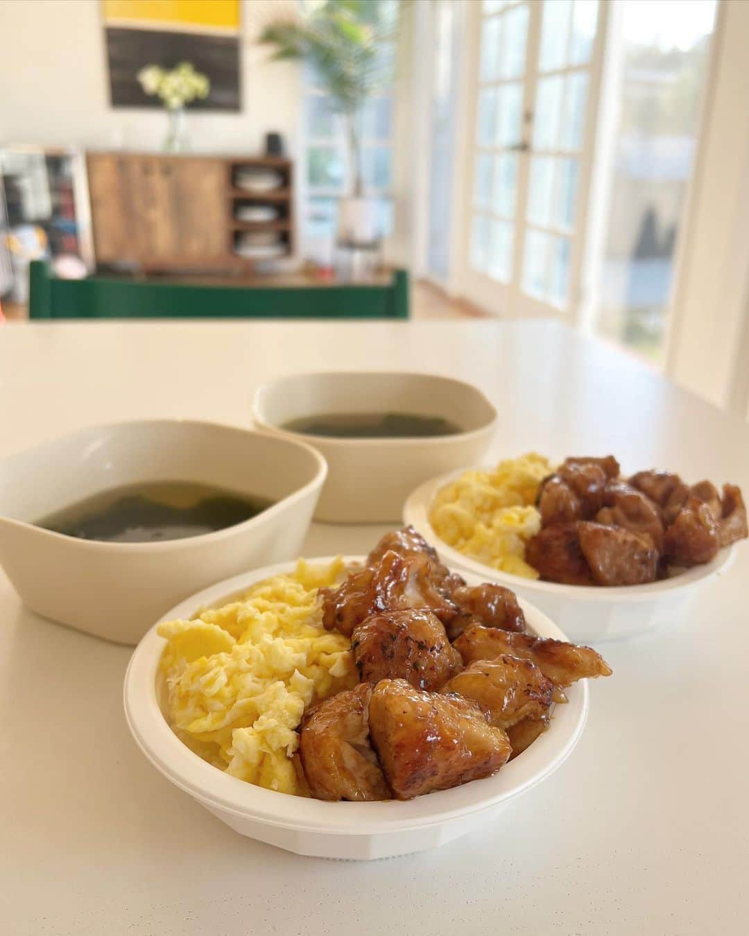 高木りなさんのインスタグラム写真 - (高木りなInstagram)「今日の息子たちの晩ごはん 照り焼きチキン丼とわかめスープ(レシピ有り) 疲れ過ぎてお米炊く気力なし… 夫の非常食のレンチンご飯を拝借しました🙏🏻 野菜は明日食べましょう #かーちゃんと息子ごはん  . **照り焼きチキンレシピ** チキンに片栗粉をつけて両面焼いて、ソースと絡めるだけ -醤油 大さじ1 -みりん 大さじ1 -砂糖 小さじ1 -水 大さじ2 . 오늘 두아들의 저녁식단 데리야끼 치킨 덮밥과 미역국(레시피 있음) 오늘은 너무 피곤해서 남편용 비상식 햇반을 빌렸어요. 애들아 야채는 내일 먹자 #엄마와아들식단  . **데리야끼 치킨 레시피** 닭고기를 전분에 묻히고 앞뒤가 익히면 양념을 졸여주고 끝 -간장 1큰술 -미림 1큰술 -설탕 0.3큰술 -물 2큰술 . . . #RinasTable #teriyakichicken #food #照り焼きチキン #レシピ #おうちごはん #집밥 #데리야끼 #데리야끼소스 #치킨 #레시피」7月16日 11時45分 - rinasvoyage