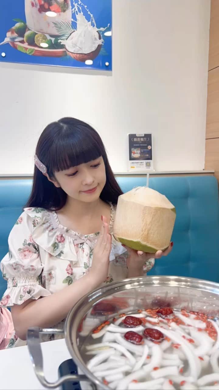 のインスタグラム：「西安に無事到着したよ💕 到着した日は、中国で必ず食べるココナッツ🥥鍋食べたり、ヘイティで金の桃ジュース飲んだり🍹 巨大なショッピングモールでお買い物したり💕 足のマッサージに行ったりしたょ💕  中国は日本よりマッサージが安いから絶対に行く〜」