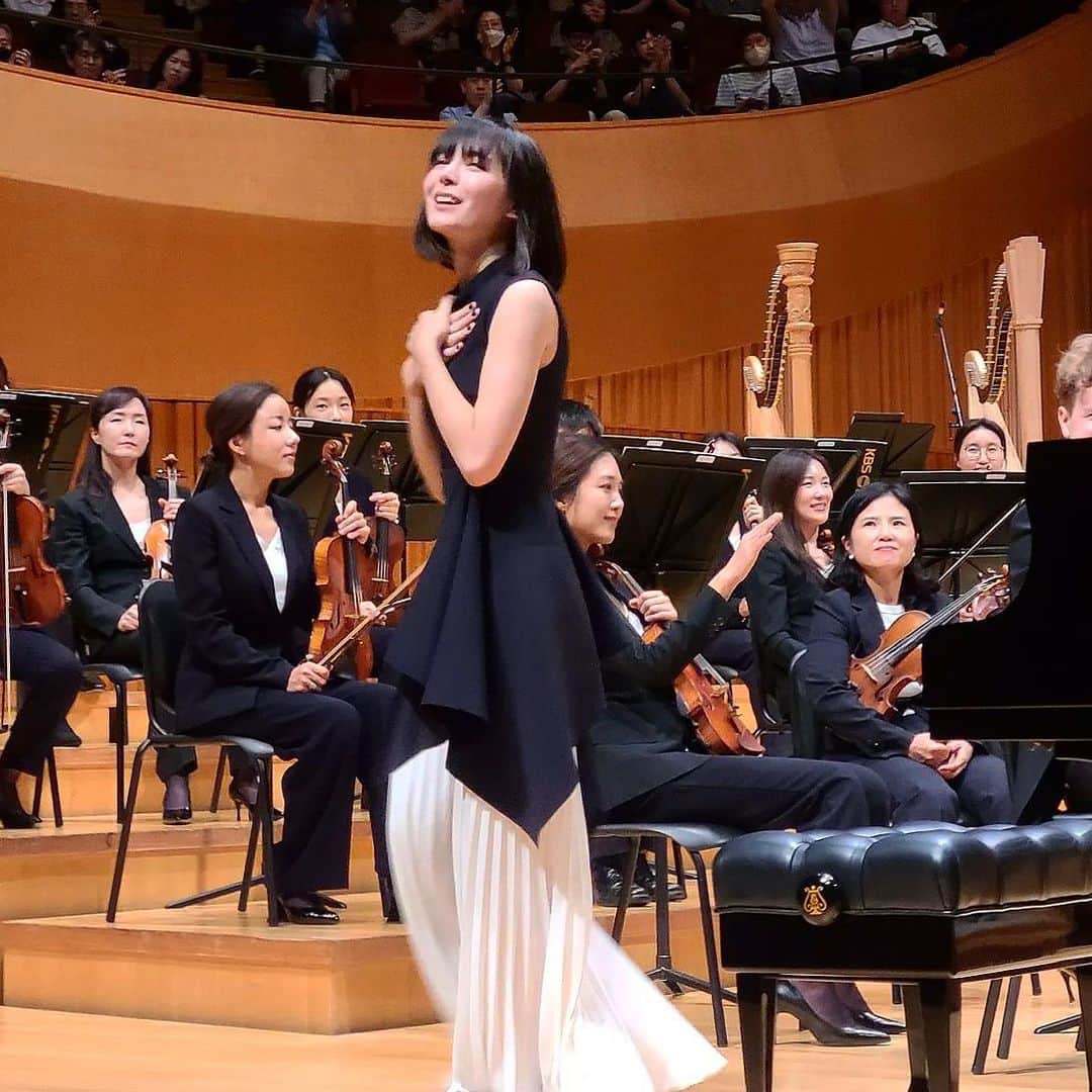 アリス＝紗良・オットのインスタグラム：「Thank you, Korea!  It was so nice to be back with the wonderful @kbssymphonyorchestra and to finally get to work with dear @christianreifconductor - what a joy to make music with someone who feels Beethoven the same way🤍  Encores: Seoul - Ludwig van Beethoven, Für Elise Deagu - Arvo Pärt, Für Alina  ©️hmjung1, KBS, williamdchoi」