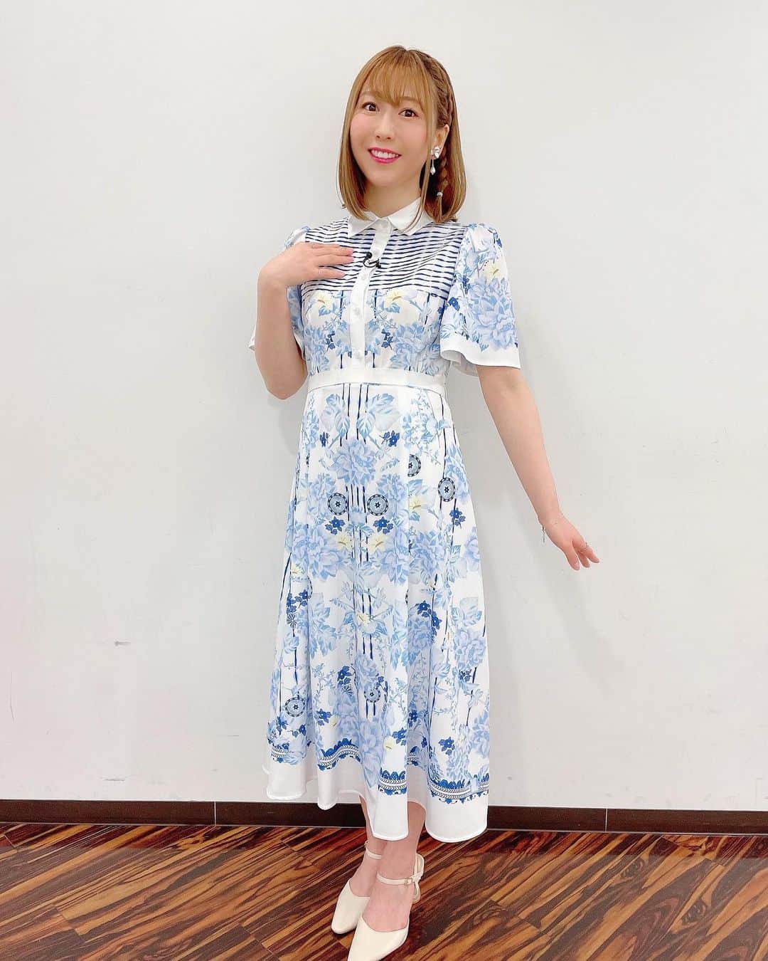安野希世乃のインスタグラム：「👗 電撃文庫30th夏の祭典オンライン2023 「魔法科高校の劣等生」特番  涼しげなお衣装でした🎐 ありがとうございました🍉  イヤリング  @clochette.223 ワンピース @wildlily_daikanyama シューズ @randa_pic」