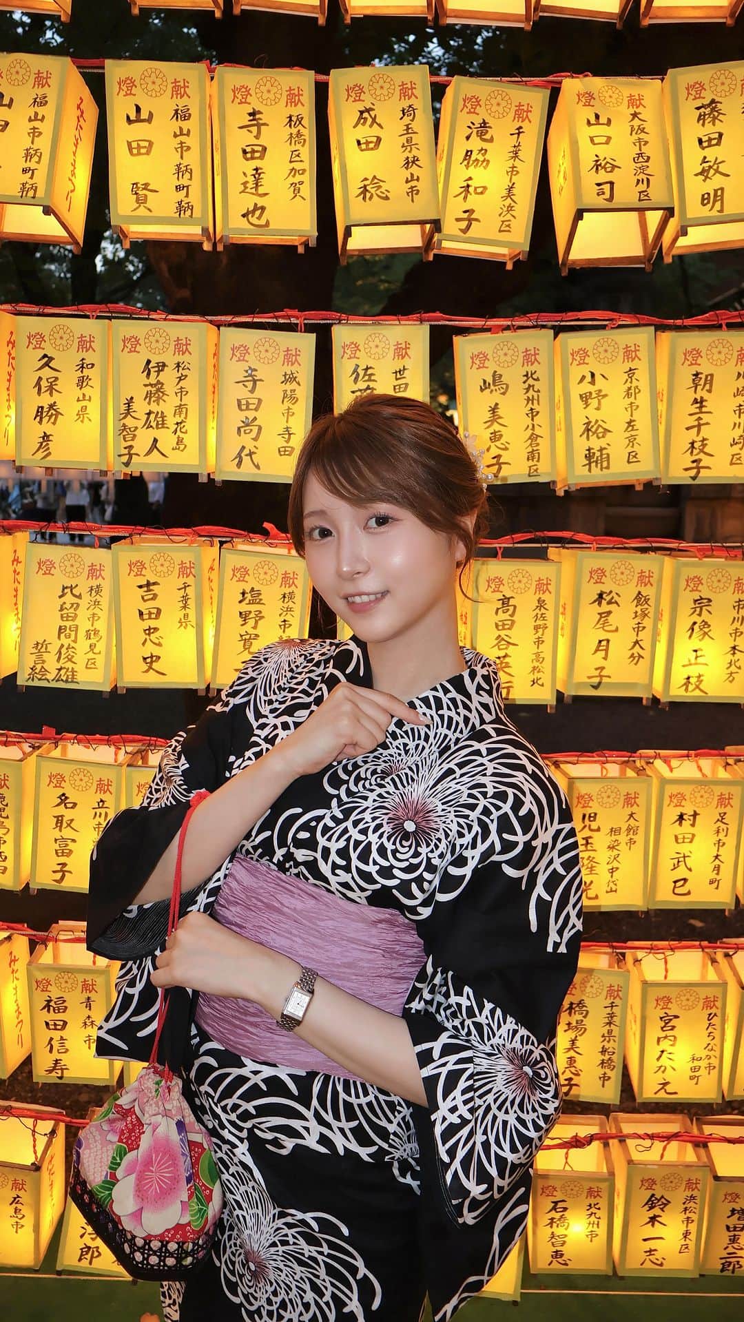 こよちゃんのインスタグラム：「同じ日に知ってる人何人もいたのに 見つけられないのなあぜなあぜ？🥺 ・ ・ 🏷️みたままつり 📍靖国神社（九段下） ・ ・ #みたままつり #夏祭り #浴衣 #浴衣ヘアアレンジ #浴衣女子 #浴衣コーデ #デートスポット #デートスポット東京 #おすすめスポット #お出かけスポット #花火大会 #浴衣デート #靖国神社 #九段下」